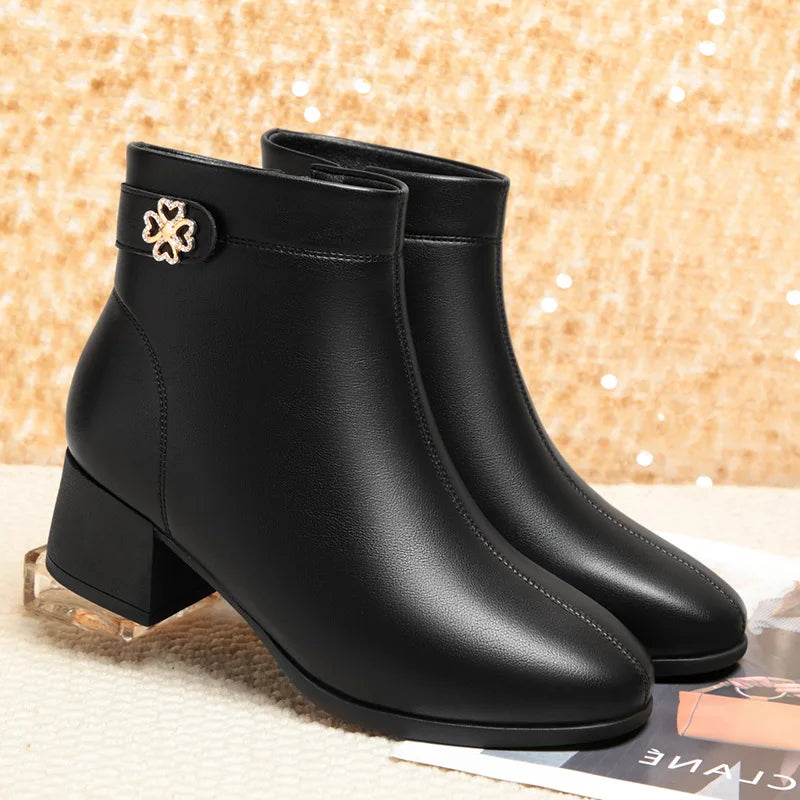 Bota Feminina De Salto Baixo Com Detalhe Dourado Moda Inverno