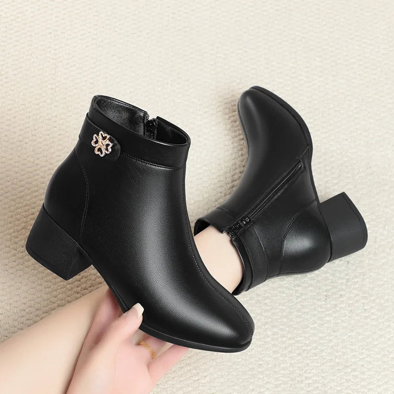 Bota Feminina De Salto Baixo Com Detalhe Dourado Moda Inverno