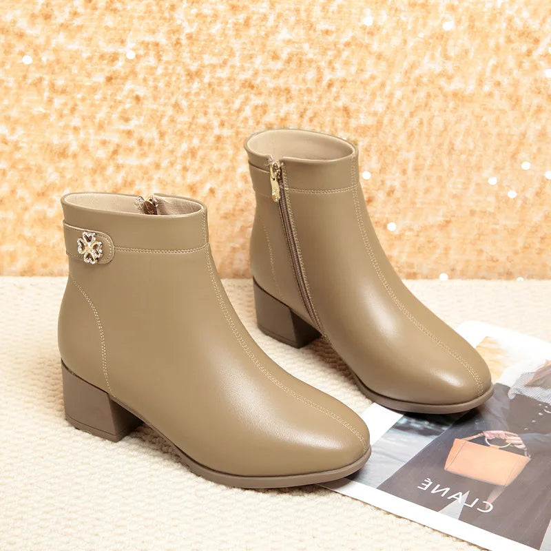 Bota Feminina De Salto Baixo Com Detalhe Dourado Moda Inverno