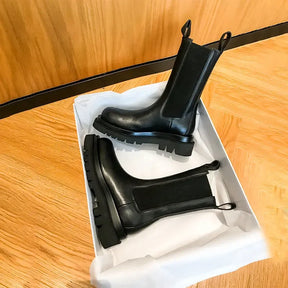 Bota Feminina De Cano Médio Modelo Coturno Para Inverno